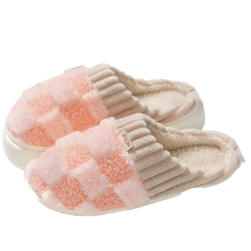 Chaussons douillets à motif de carreaux roses et beige, avec une bande douce et une semelle épaisse, idéals pour un confort optimal à la maison.