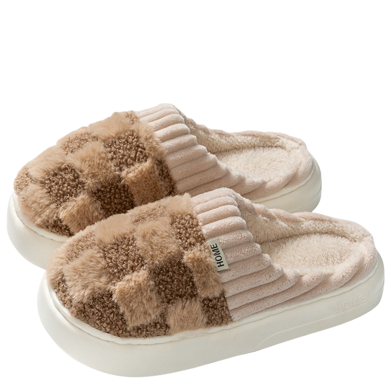 Chaussons doux à motif de carreaux marron et beige, avec une bande confortable et une semelle épaisse, parfaits pour se détendre à la maison.
