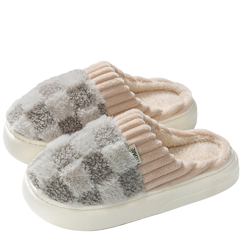 Chaussons doux à motif de carreaux gris et beige, avec une bande confortable et une semelle épaisse, parfaits pour un moment de détente à la maison.