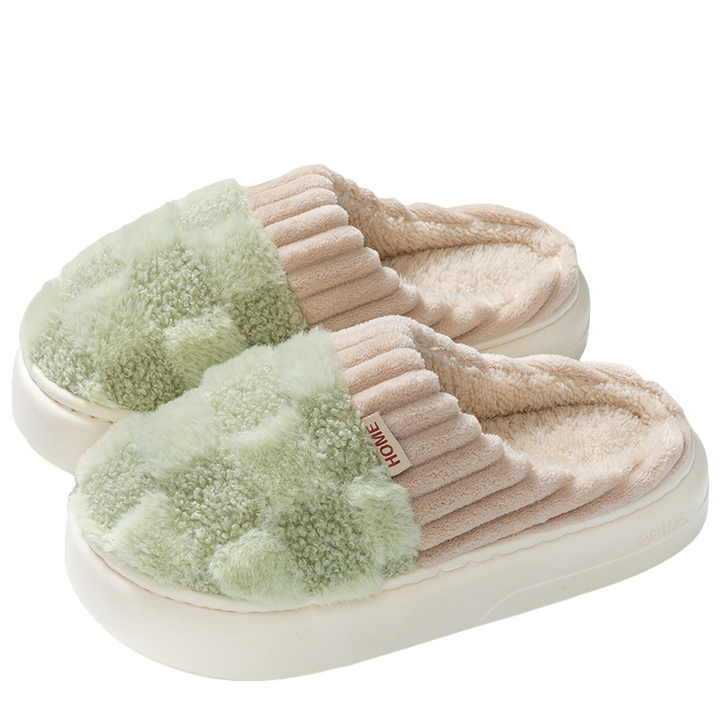 Chaussons d’intérieur en fausse fourrure à motif de carreaux vert menthe et beige, avec bande côtelée et semelle épaisse, pour un confort moelleux à la maison.