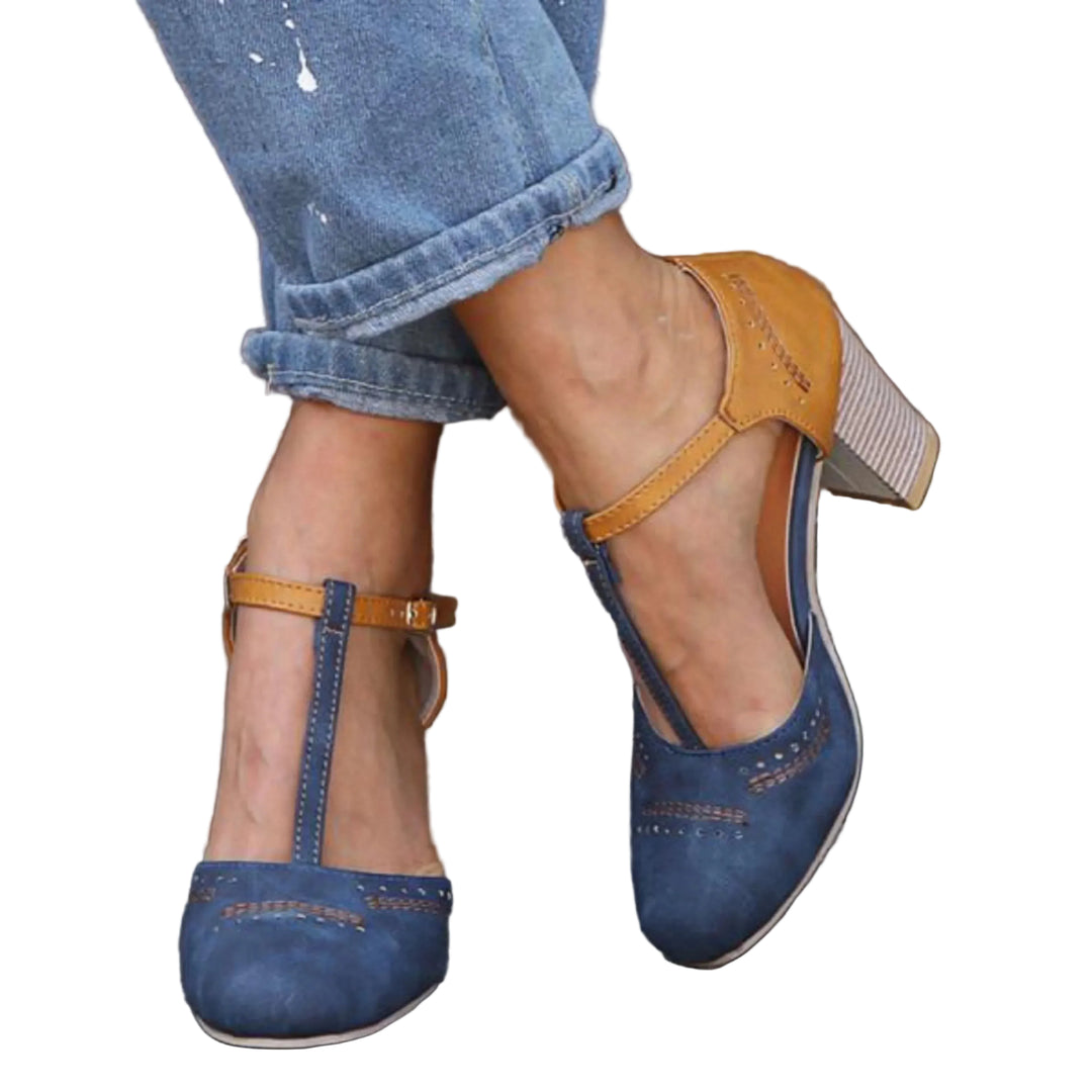 Escarpins femme Ombeline élégants et confortables, bleu marine et camel, style T-bar avec bride cheville et talon moyen, portés avec un jean retroussé.