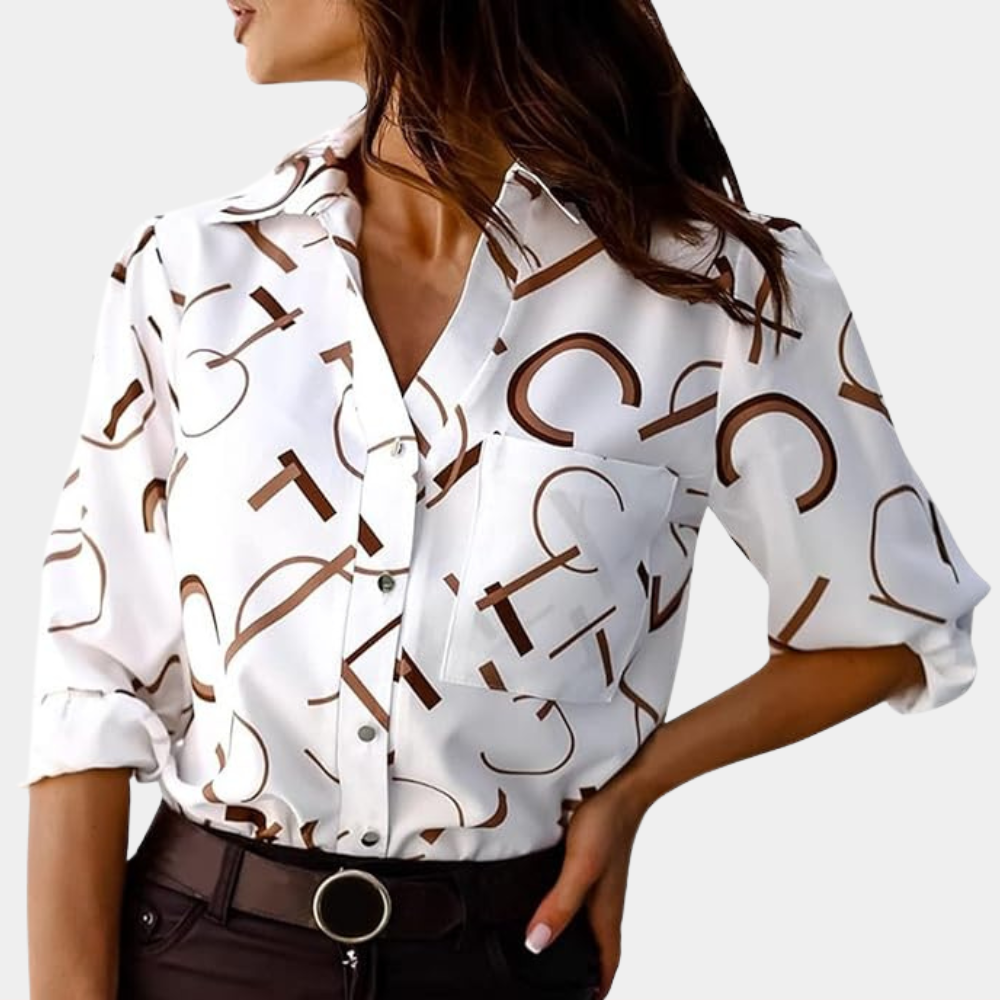Chemisier Opal pour femme, élégant et confortable, coupe fluide avec col classique et manches retroussées, coloris blanc avec imprimé graphique marron, porté avec une ceinture pour un look chic et moderne.