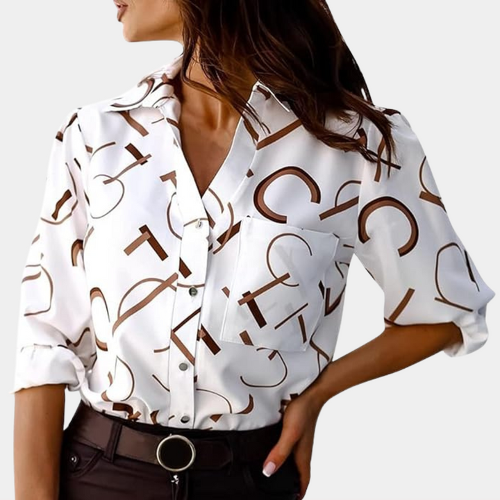Chemisier Opal pour femme, élégant et confortable, coupe fluide avec col classique et manches retroussées, coloris blanc avec imprimé graphique marron, porté avec une ceinture pour un look chic et moderne.