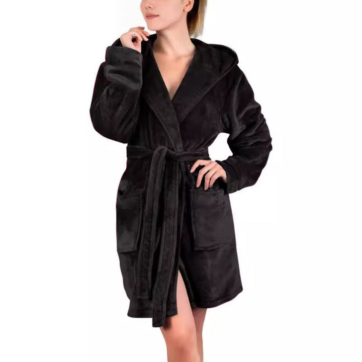 Peignoir femme Paris noir, doux et confortable, en tissu moelleux avec capuche, ceinture à nouer et grandes poches, coupe courte.