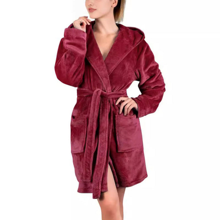 Peignoir femme Paris rouge bordeaux, doux et confortable, en tissu moelleux avec capuche, ceinture à nouer et grandes poches, coupe courte.