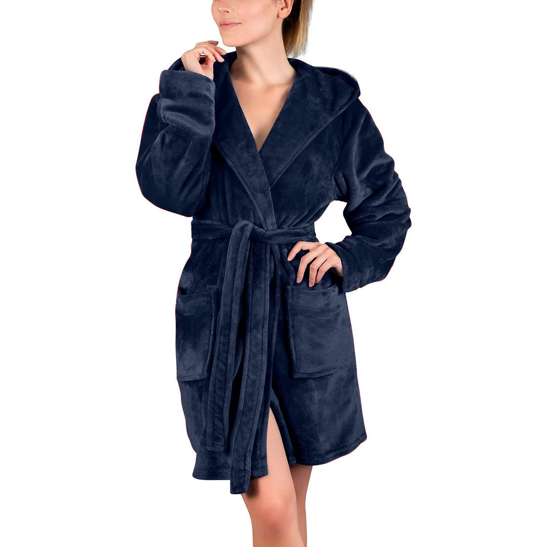 Peignoir femme Paris bleu marine, doux et confortable, en tissu moelleux avec capuche, ceinture à nouer et grandes poches, coupe courte.