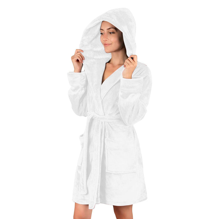 Peignoir femme Paris blanc, doux et confortable, en tissu moelleux avec grande capuche, ceinture à nouer et poches, coupe courte.