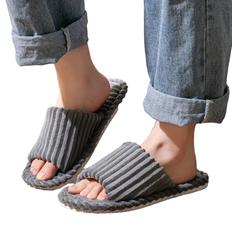 Chaussons ouverts de couleur grise, stylés et confortables, parfaits pour la détente à la maison. Leur bande douce et moelleuse assure un confort optimal tout en restant à la mode. Idéals pour un look décontracté, ces chaussons offrent une sensation agréable au pied tout au long de la journée.
