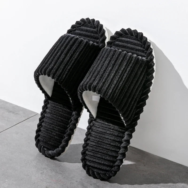 Chaussons élégants et modernes en couleur noire, parfaits pour un look décontracté et stylé. Conçus avec une bande moelleuse pour plus de confort, ces chaussons offrent un maintien optimal tout en restant légers et respirants. Idéals pour se détendre à la maison avec style.