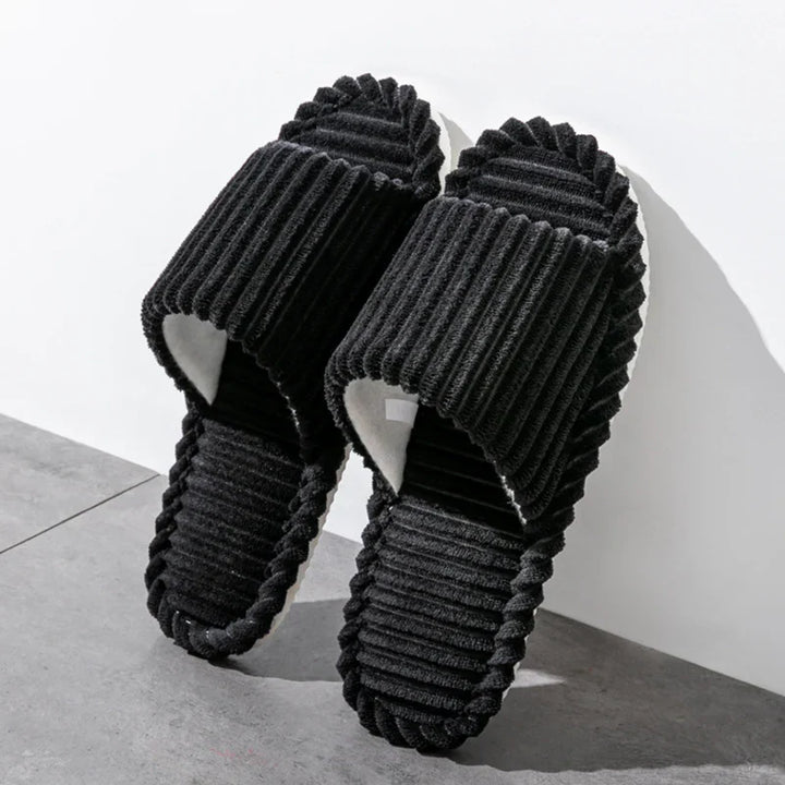 Chaussons élégants et modernes en couleur noire, parfaits pour un look décontracté et stylé. Conçus avec une bande moelleuse pour plus de confort, ces chaussons offrent un maintien optimal tout en restant légers et respirants. Idéals pour se détendre à la maison avec style.