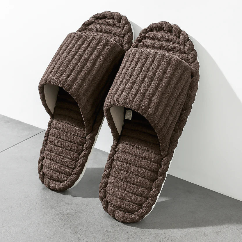 Chaussons ouverts en couleur marron, alliant style et confort. Avec une bande douce et moelleuse, ces chaussons sont conçus pour offrir une sensation agréable et un maintien optimal. Leur design moderne et leur semelle robuste en font le choix idéal pour une utilisation quotidienne à la maison.