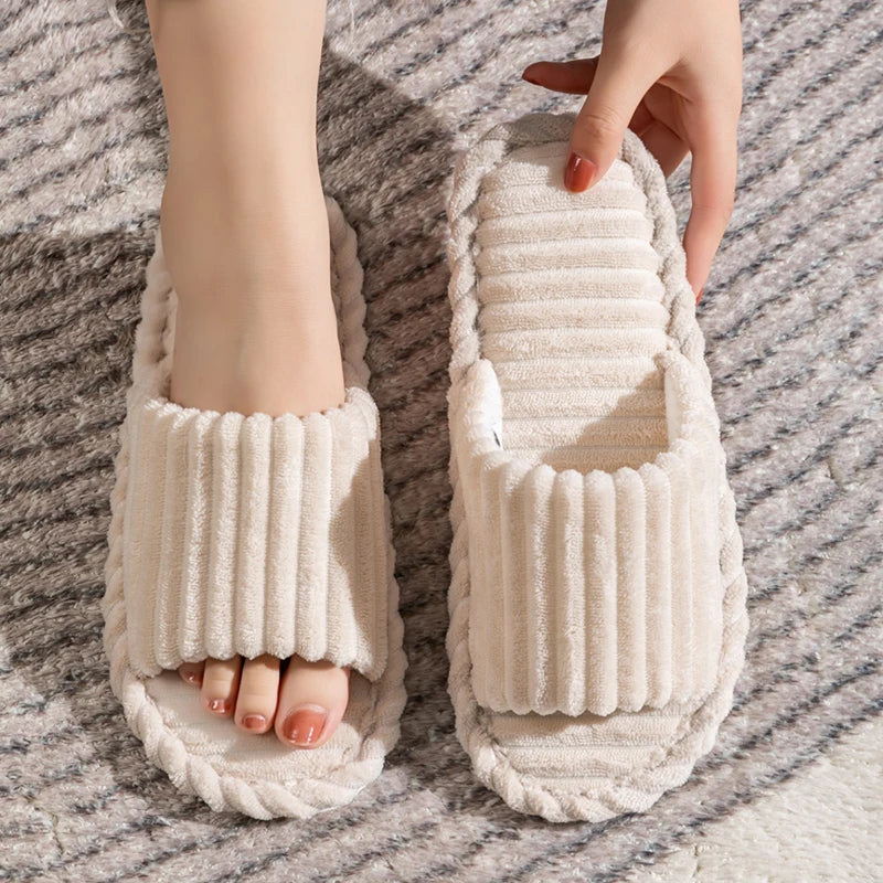 Chaussons élégants en couleur beige, offrant un confort supérieur grâce à leur bande douce et moelleuse. Leur design moderne et leur semelle souple garantissent une expérience agréable tout au long de la journée. Parfaits pour un look décontracté à la maison tout en restant à la mode.