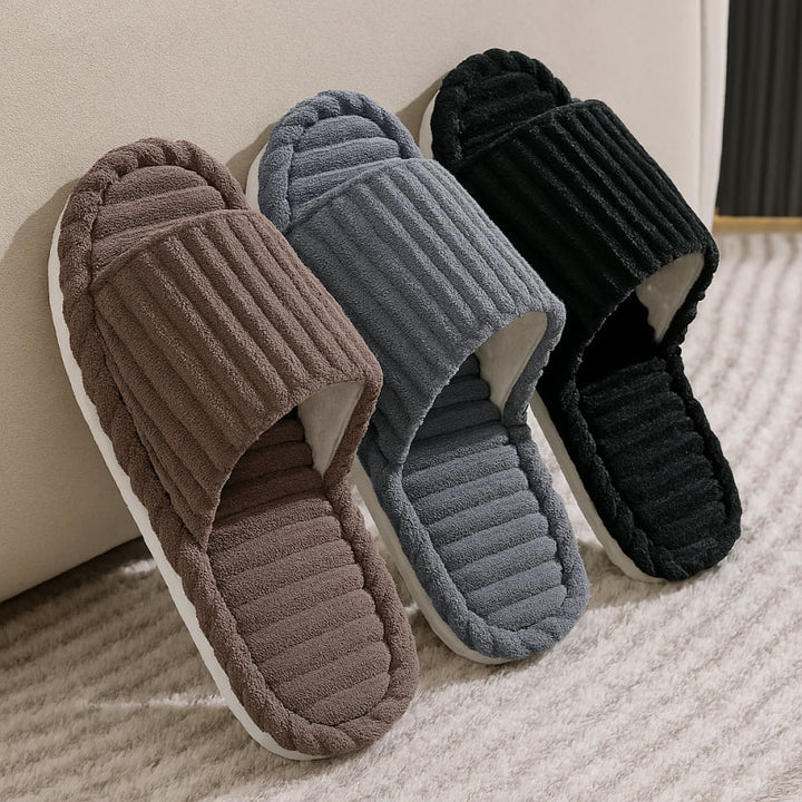 Chaussons élégants et modernes disponibles en trois couleurs (marron, gris et noir), conçus pour allier confort et style. Avec une bande douce et moelleuse sur le dessus, ces chaussons sont parfaits pour se détendre tout en restant à la mode. Idéals pour la maison, offrant un confort optimal pour vos pieds.