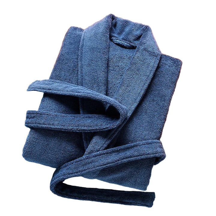 Peignoir Pascal pour homme, modèle épais et chaleureux en tissu éponge bleu marine, présenté plié avec sa ceinture assortie sur fond blanc.