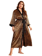 Kimono femme Philomène à imprimé léopard, longueur midi, manches larges et ceinture à nouer, présenté porté en intérieur pour une allure élégante et confortable.