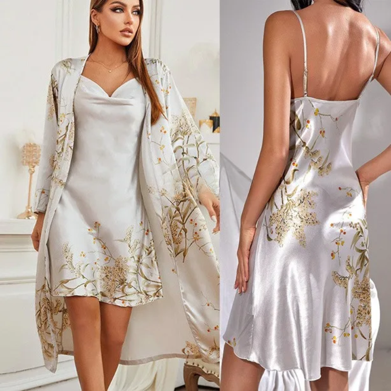 Nuisette en satin gris clair ornée de motifs floraux dorés, avec une coupe fluide et délicate. Le modèle est accompagné d'un kimono assorti qui ajoute une touche élégante et sophistiquée. La robe met en valeur un décolleté doux et des bretelles fines, parfait pour un look chic et raffiné, idéal pour des moments de détente ou une soirée spéciale.