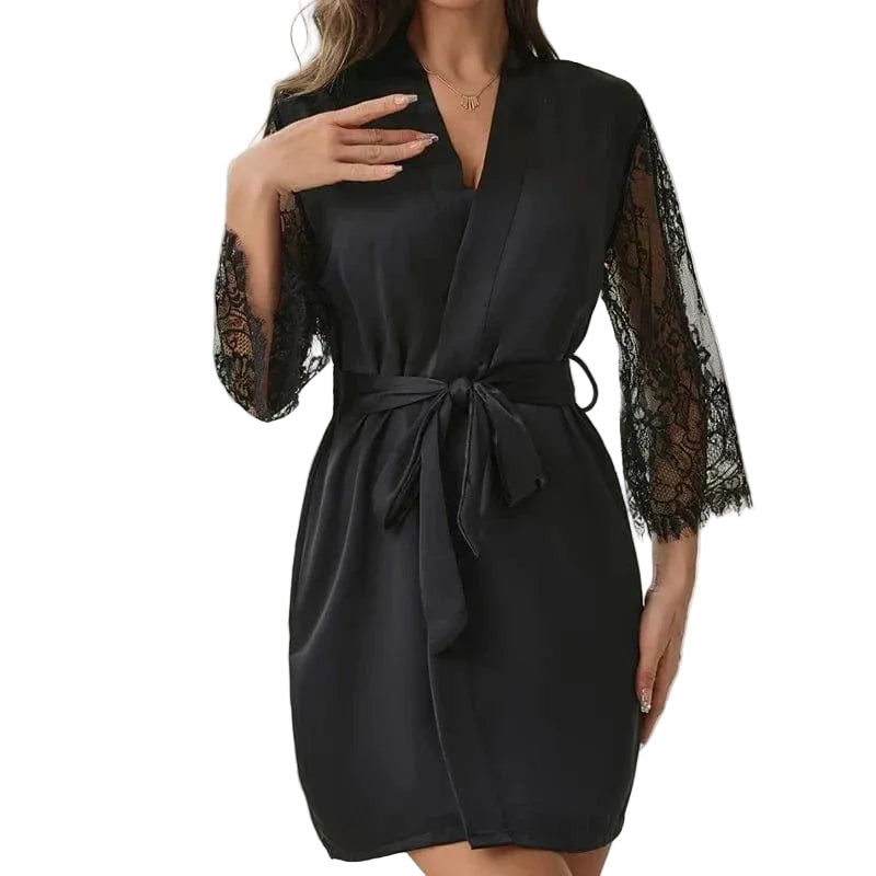 Kimono femme Quitterie noir, coupe élégante avec ceinture à nouer et manches en dentelle, porté en intérieur dans une chambre lumineuse, style raffiné et séduisant.