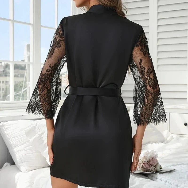 Kimono femme Quitterie noir avec manches en dentelle, vue arrière, ceinturé à la taille, coupe courte et silhouette élégante dans un intérieur lumineux.