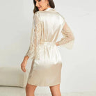 Vue arrière du kimono femme Quitterie en satin clair avec ceinture à nouer et manches en dentelle, coupe élégante au-dessus du genou.