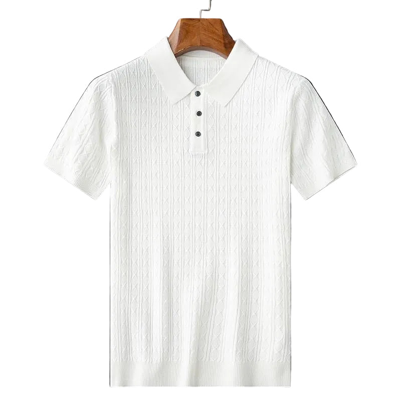 Ce polo blanc à col classique et boutons noirs offre une texture raffinée, idéale pour un look moderne et décontracté.