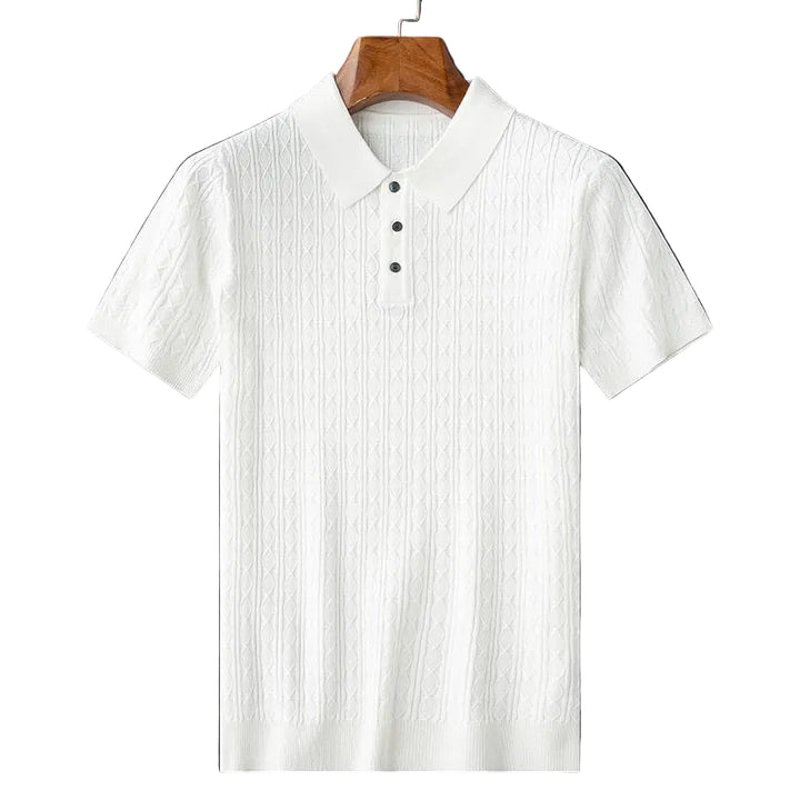 Ce polo blanc à col classique et boutons noirs offre une texture raffinée, idéale pour un look moderne et décontracté.
