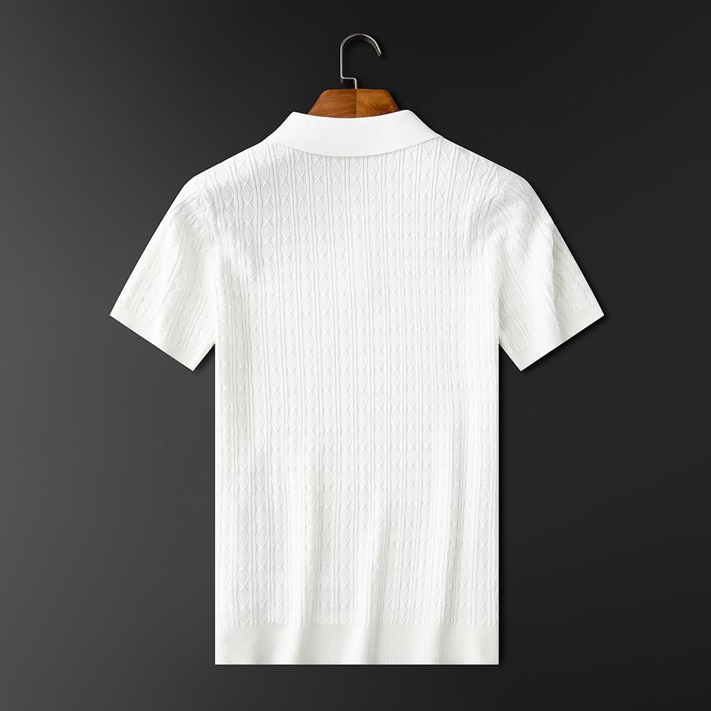 Vue arrière du polo blanc, mettant en valeur la texture en maille et la coupe soignée qui allie confort et style.