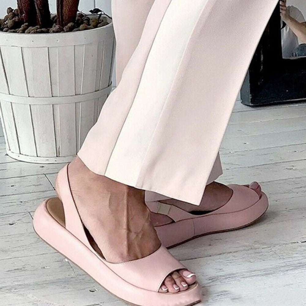 Sandales d'été pour femme modèle ouvert avec bout découvrant, couleur rose pâle, bride arrière, combiné avec un pantalon beige. Confortable et léger pour l'été.