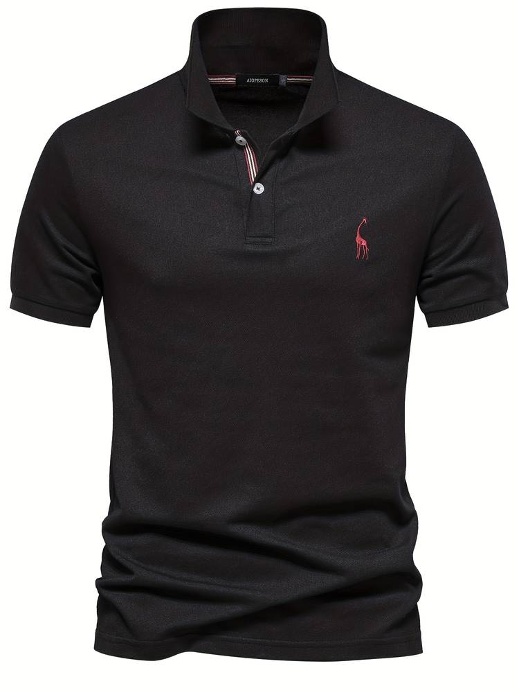 Ce polo slim pour homme, de couleur noire, allie élégance et confort. Il présente un col stylisé avec des détails rayés et un logo de girafe brodé sur la poitrine. Sa coupe ajustée et son design épuré en font un choix parfait pour un look moderne et sophistiqué, adapté à toutes les occasions.