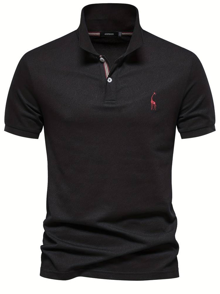 Ce polo slim pour homme, de couleur noire, allie élégance et confort. Il présente un col stylisé avec des détails rayés et un logo de girafe brodé sur la poitrine. Sa coupe ajustée et son design épuré en font un choix parfait pour un look moderne et sophistiqué, adapté à toutes les occasions.