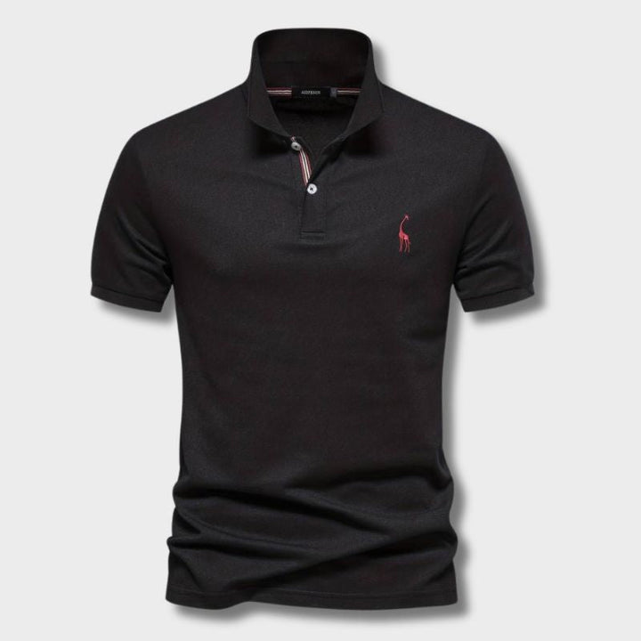 Ce polo slim pour homme, de couleur noire, combine élégance et confort. Il présente un col avec des détails rayés et un logo de girafe brodé sur la poitrine. Sa coupe ajustée et son design moderne en font un choix idéal pour un look raffiné et décontracté, adapté à toutes les occasions.