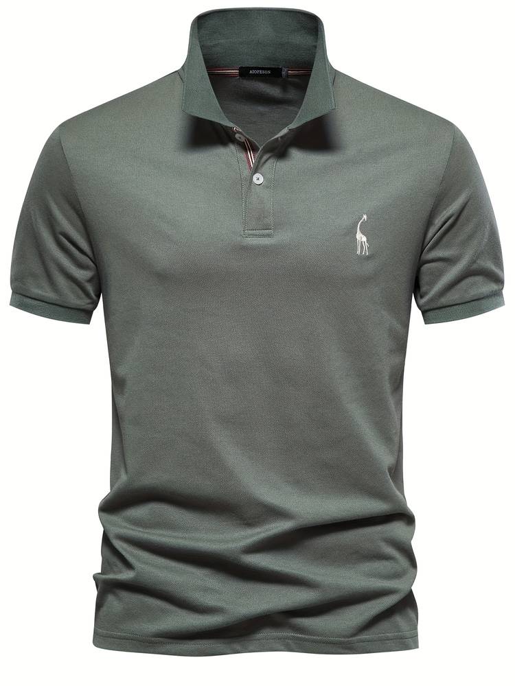 Ce polo slim pour homme, de couleur olive, combine confort et élégance. Il présente un col avec des détails contrastés et un logo de girafe brodé sur la poitrine. Sa coupe ajustée et son design épuré en font un choix idéal pour un look moderne et raffiné, adapté à toutes les occasions.