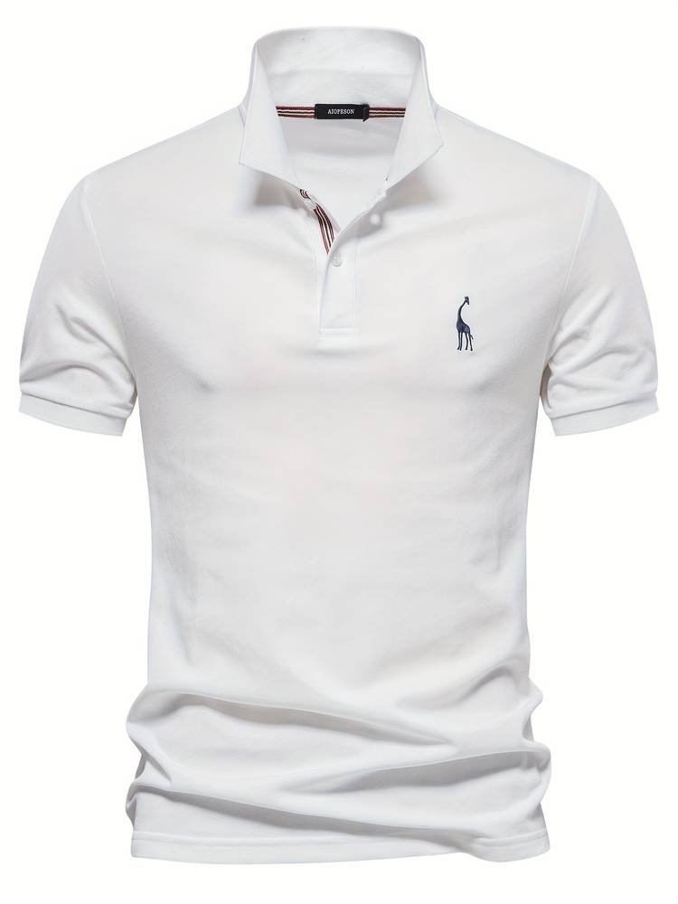 Ce polo slim pour homme, de couleur blanche, allie élégance et confort. Il présente un col avec des détails rayés et un logo de girafe brodé sur la poitrine. Sa coupe ajustée et son design épuré en font un choix idéal pour un look moderne et raffiné, parfait pour toutes les occasions.