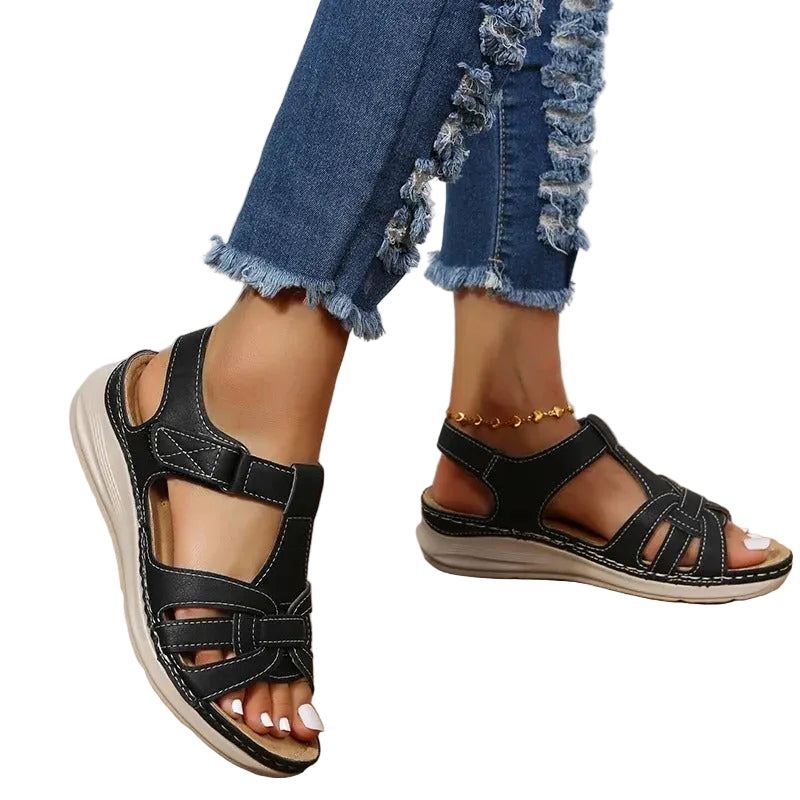 Sandales en cuir noir pour femme, avec des brides ajustables pour un confort optimal. Design élégant avec une semelle légère et épaisse, parfaite pour l’été. Ces sandales allient style et praticité, offrant un excellent soutien tout en apportant une touche moderne à vos tenues estivales.