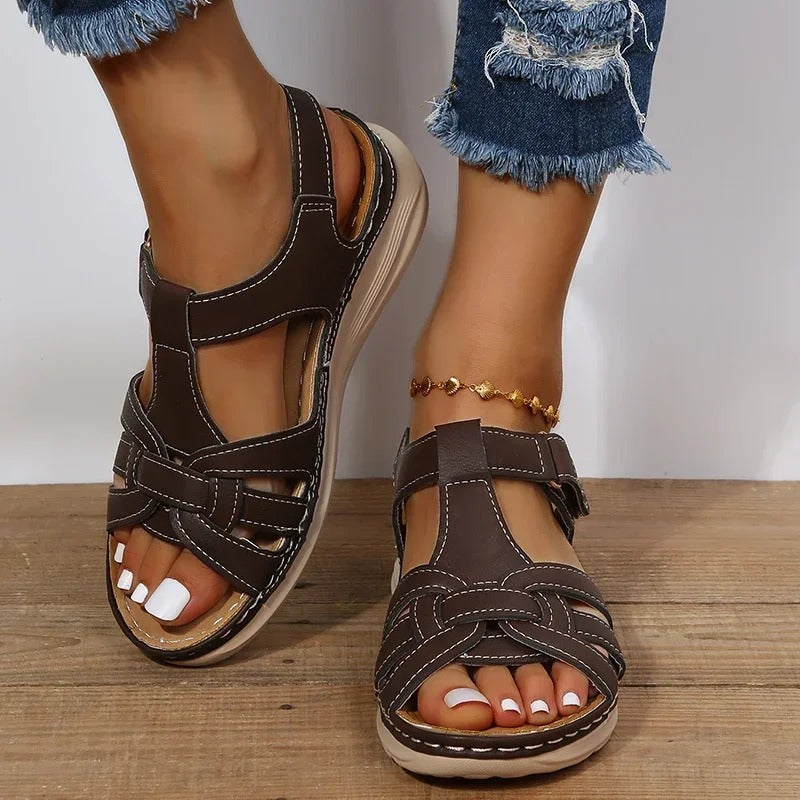 Sandales en cuir marron pour femme avec des brides croisées et ajustables, offrant un confort optimal. La semelle légère et épaisse assure un bon soutien, parfaite pour les journées estivales. Idéales pour un look décontracté et élégant, ces sandales sont parfaites pour compléter vos tenues d’été avec style et confort.