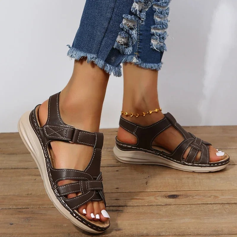 Sandales en cuir marron pour femme avec des brides ajustables pour un confort personnalisé. La semelle légère et épaisse assure un excellent soutien tout au long de la journée. Parfaites pour un look décontracté et tendance, ces sandales sont idéales pour compléter vos tenues estivales avec style et confort.