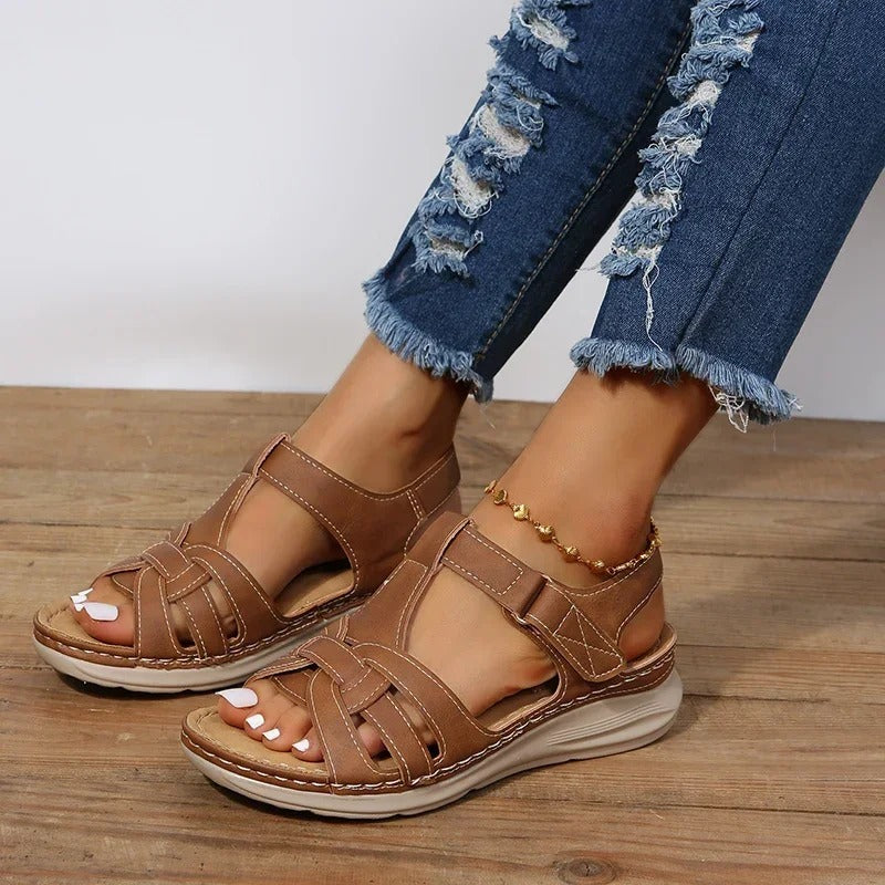 Sandales en cuir marron pour femme avec des brides croisées ajustables pour un confort sur mesure. La semelle légère et épaisse offre un excellent soutien, idéale pour les journées d&