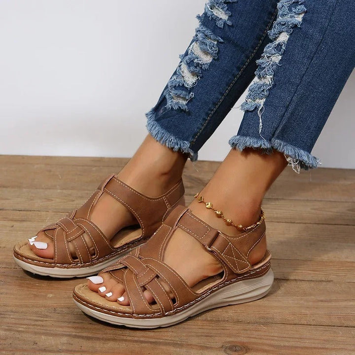 Sandales en cuir marron pour femme avec des brides croisées ajustables pour un confort sur mesure. La semelle légère et épaisse offre un excellent soutien, idéale pour les journées d&