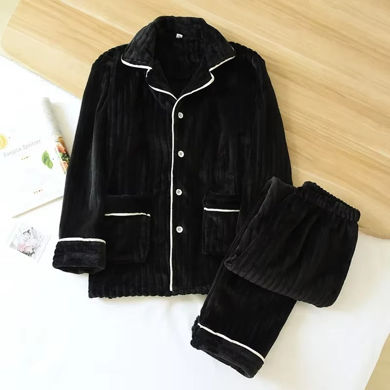 Pyjama femme en velours noir à boutons blancs, composé d’une veste à col revers et de manches longues, avec finitions contrastées blanches et poches plaquées. Ensemble chaud et confortable, parfait pour les soirées d’hiver.