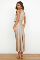 Robe Longue Femme Élégante au Décolleté Halter Chic 1