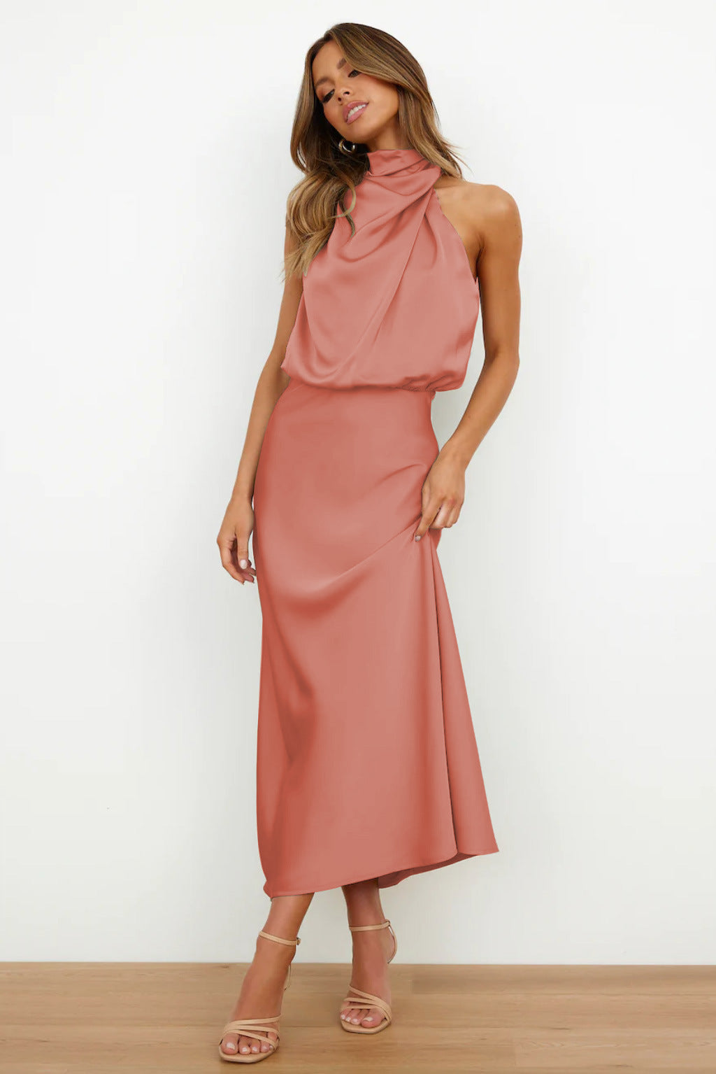 Robe Longue Femme Élégante au Décolleté Halter Chic 12