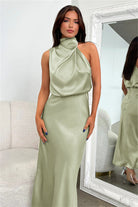 Robe Longue Femme Élégante au Décolleté Halter Chic 3