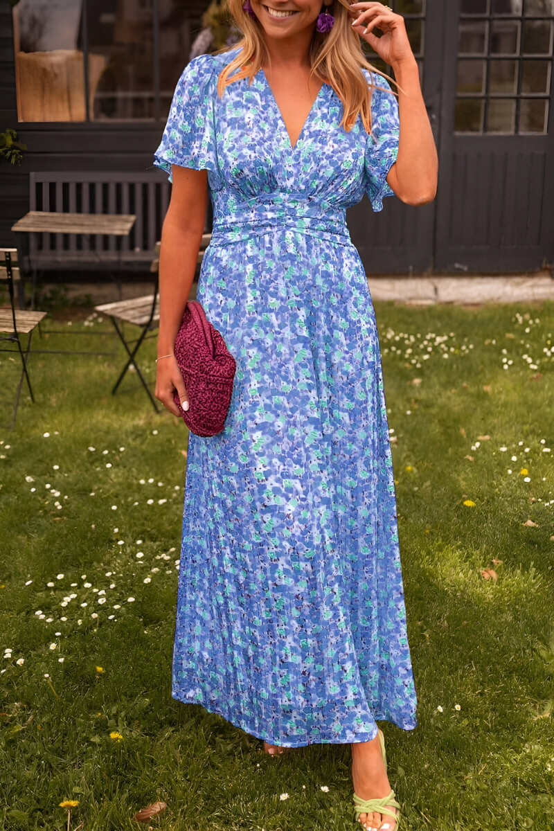 Une robe maxi et fluide à imprimé floral bleu, dotée d&