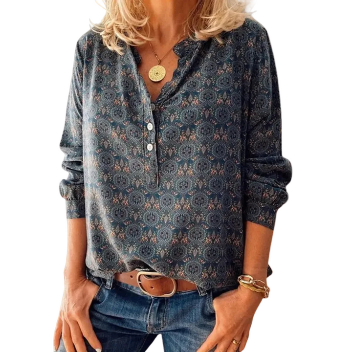 Blouse femme à motif élégant, tendance et confortable, avec col boutonné et manches longues, portée avec un jean pour un look décontracté chic.