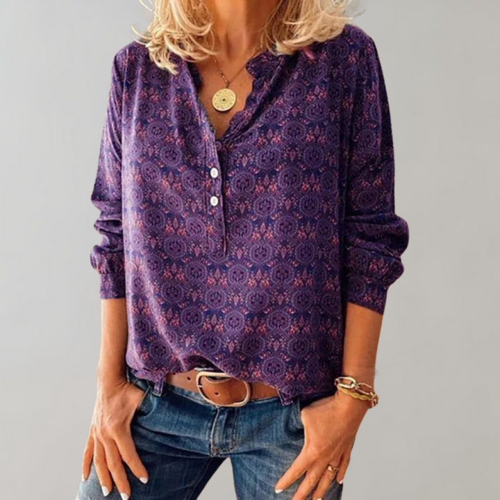 Blouse femme violette à motif élégant, tendance et confortable, avec col boutonné et manches longues, idéale pour un look décontracté chic.