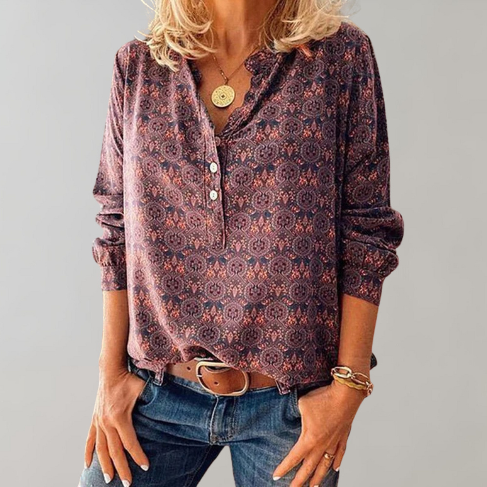 Blouse femme à motif élégant dans des tons bordeaux, tendance et confortable, avec col boutonné et manches longues, parfaite pour un look décontracté chic.