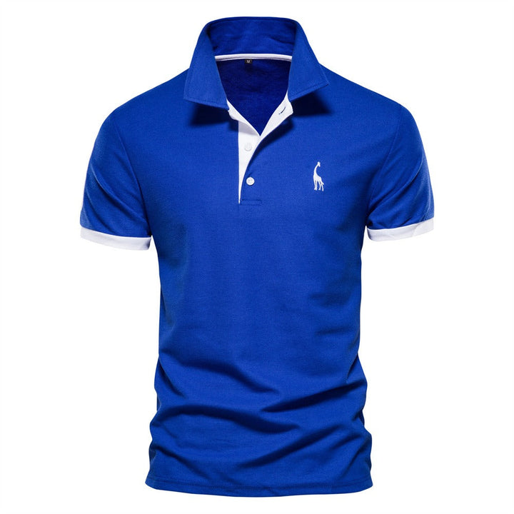 Un polo pour homme de couleur bleue avec des détails blancs sur le col et les manches. Le polo arbore un logo de girafe blanc sur la poitrine. Parfait pour une tenue estivale, il allie confort et style moderne.