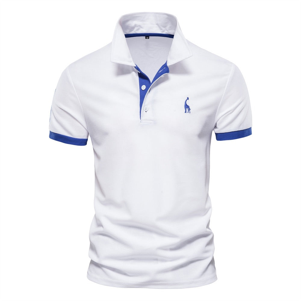 Un polo pour homme de couleur blanche avec des détails bleus sur le col et les manches. Le polo est orné du logo de girafe sur la poitrine. Idéal pour une tenue estivale décontractée, il offre confort et style tout en restant frais et moderne.