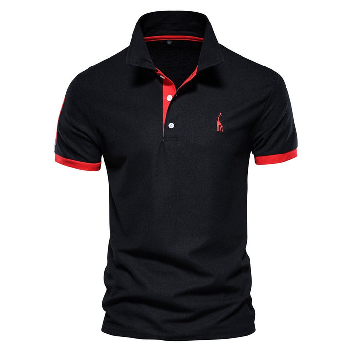 Un polo pour homme de couleur noire avec des détails rouges sur le col et les manches. Le polo présente un logo de girafe rouge sur la poitrine, ajoutant une touche de modernité et de style. Idéal pour les journées d&