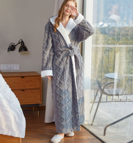 un peignoir long gris texturé avec capuche, ceinture et finitions en fausse fourrure blanche, offrant douceur et chaleur pour des moments de détente à la maison.