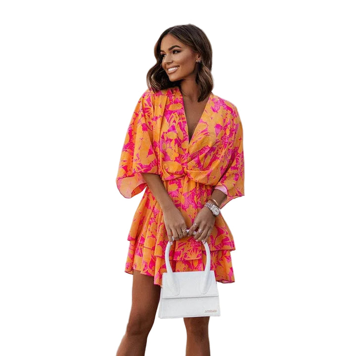 Robe mini fleurie pour femme aux couleurs vives, avec des motifs floraux roses et oranges. Légère et confortable, idéale pour l&